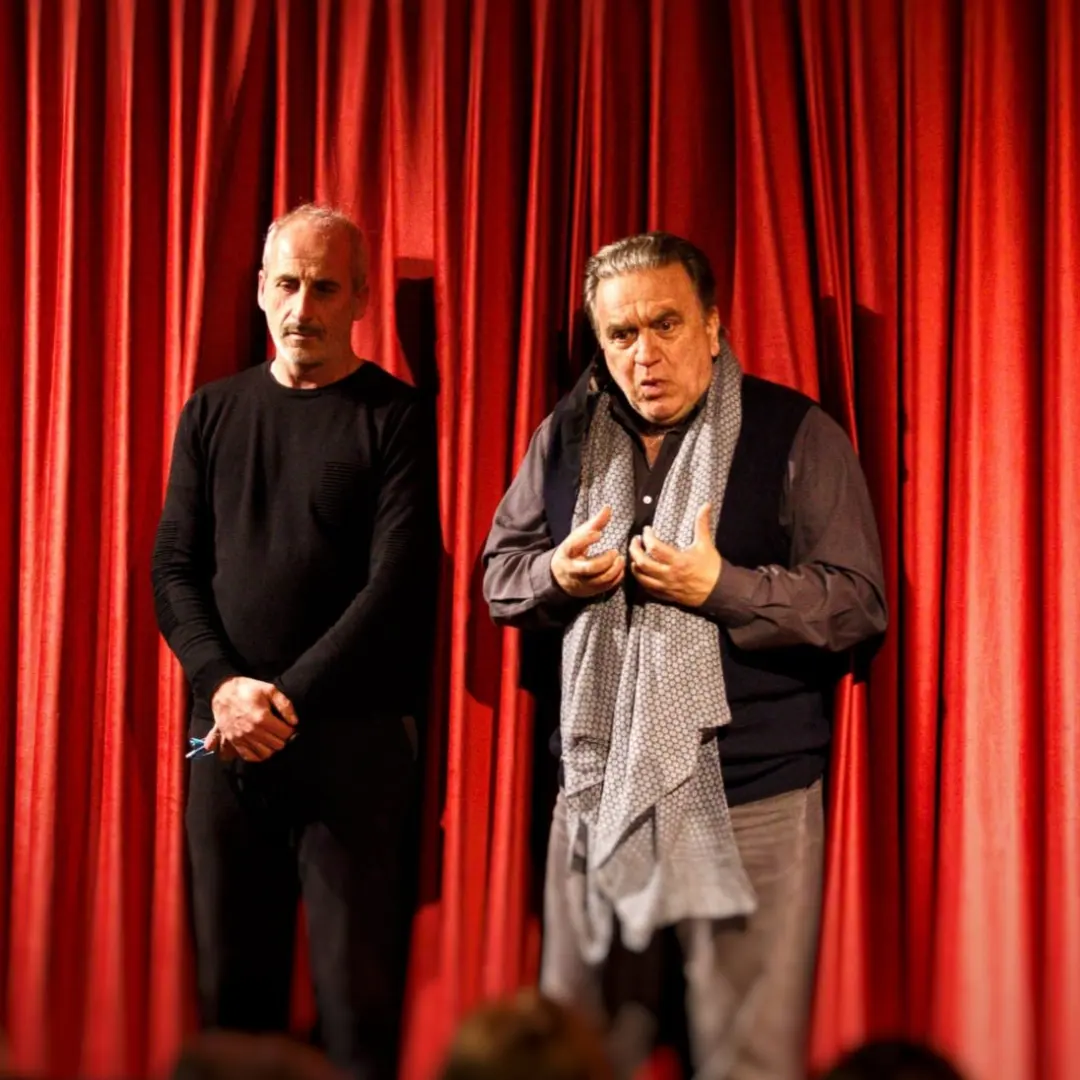 Massimo alzati e cammina